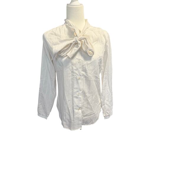 LAURA MAE Vintage White Blouse With Ascot Bow and Subtle Metalic Threads Size 12 - Picture 2 of 12
